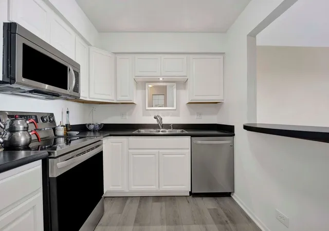 5th image of 725 W Huntington Commons Rd, Mount Prospect, IL 60056