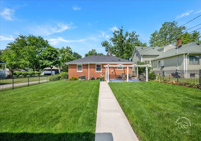 Photo 4 of Single family home for sale at 129 S Hudson St, Westmont, IL 60559 | MLS# 12704583 | Listing updated on 2026-09-14