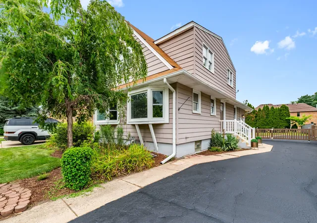 Photo 2 of Single family home for sale at 537 N Walnut St, Elmhurst, IL 60126 | MLS# 12704809 | Listing updated on 2026-09-22