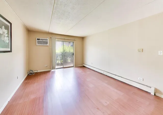 Listing Photo 4 - Condo for sale in building located at 234 Shorewood Dr, Glendale Heights, IL 60139 - Unit #GD