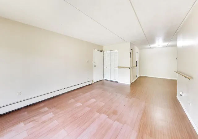 Listing Photo 5 - Condo for sale in building located at 234 Shorewood Dr, Glendale Heights, IL 60139 - Unit #GD