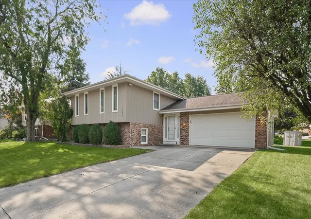 Photo 3 of Single family home for sale at 1609 Erin Dr, Normal, IL 61761 | MLS# 12704920 | Listing updated on 2026-10-02
