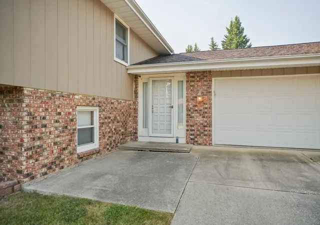 Photo 3 of Single family home for sale at 1609 Erin Dr, Normal, IL 61761 | MLS# 12704920 | Listing updated on 2026-10-02
