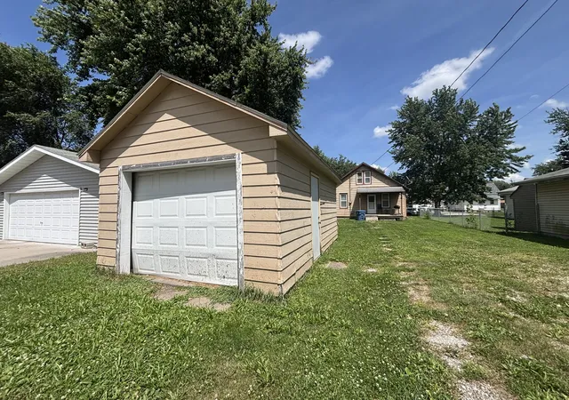 10th image of 747 20th St, East Moline, IL 61244 | MLS# 12705182