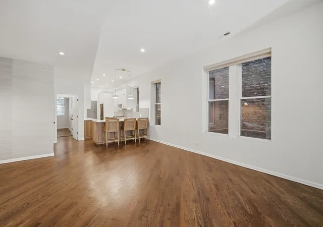 3rd image of 626 W Buckingham Pl #1E, Chicago, IL 60657 | MLS# 12705214