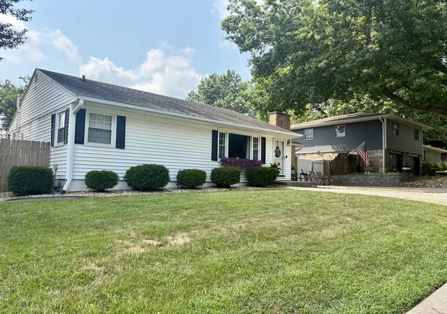 Photo 2 of Single family home for sale at 1922 Elmwood Dr W, Quincy, IL 62301 | MLS# 12705300 | Listing updated on 2026-10-06