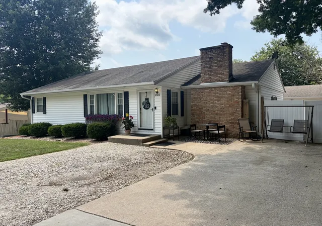 Photo 3 of Single family home for sale at 1922 Elmwood Dr W, Quincy, IL 62301 | MLS# 12705300 | Listing updated on 2026-10-06