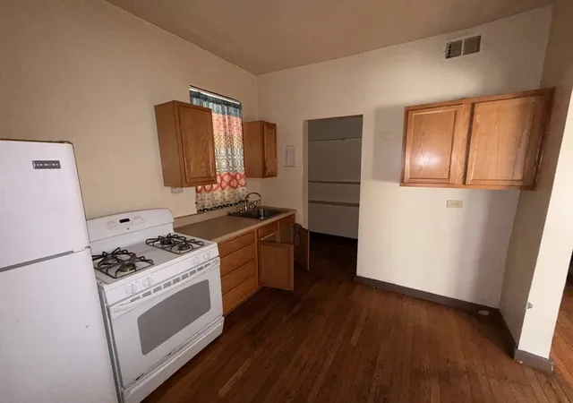 Photo 4 of Sale Pending at 5920 S Calumet Ave, Chicago, IL 60637 | MLS# 12705602 | Listing updated on 2026-08-04