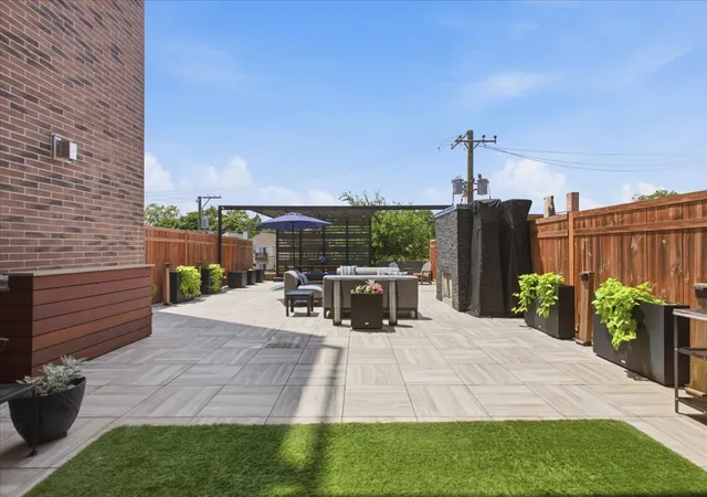 Photo 2 of Condo for sale at 5820 N Clark St #207, Chicago, IL 60660 | MLS# 12705626 | Listing updated on 2026-09-01