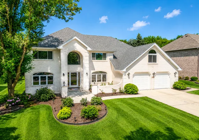 Photo 4 of Single family home for sale at 6722 Sweetbriar Ln, Darien, IL 60561 | MLS# 12705683 | Listing updated on 2026-09-25