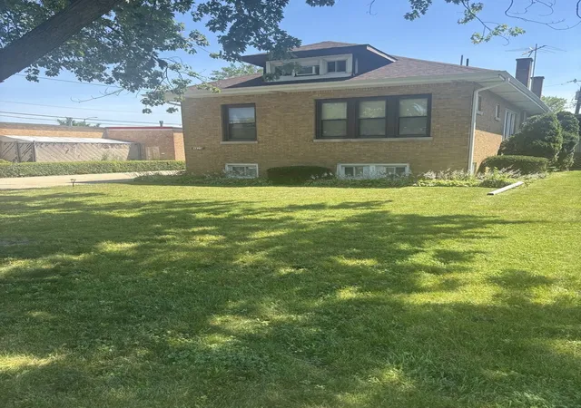 2nd image of 4825 W Jarlath St, Lincolnwood, IL 60712 | MLS# 12705809