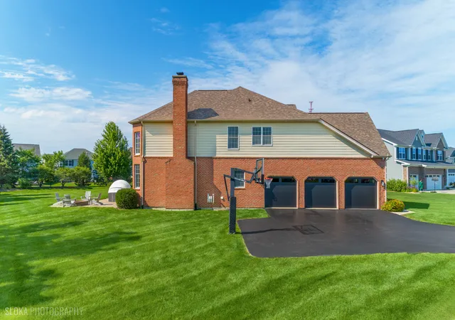 Photo 3 of Single family home for sale at 23 Crystal Downs Dr, Hawthorn Woods, IL 60047 | MLS# 12705915 | Listing updated on 2026-10-05