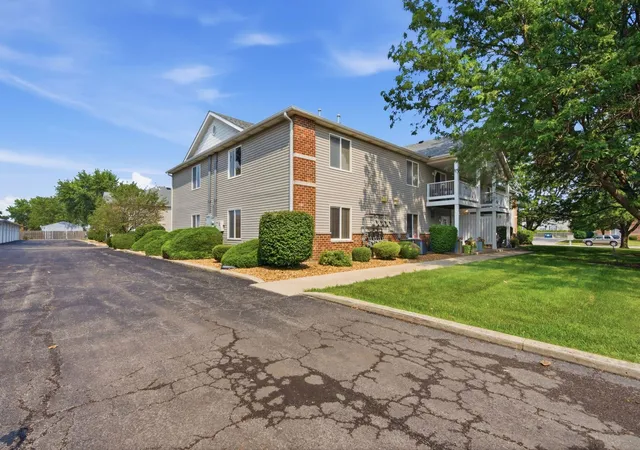 Photo 3 of Condo for sale at 1361 Rock Run Dr #F, Crest Hill, IL 60403 | MLS# 12705975 | Listing updated on 2026-09-22