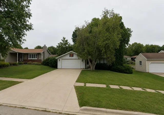 2nd image of 564 N Greenfield Dr, Freeport, IL 61032 | MLS# 12705986
