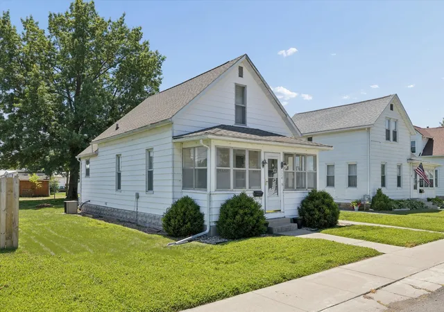 Photo 3 of Sale Pending at 714 19th Avenue, Fulton, IL 61252 | MLS# 12706110 | Listing updated on 2026-10-02