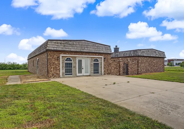 Photo 1 of Single family home for sale at 3301 Ireland Grv Rd, Bloomington, IL 61704 | MLS# 12706118 | Listing updated on 2026-08-13