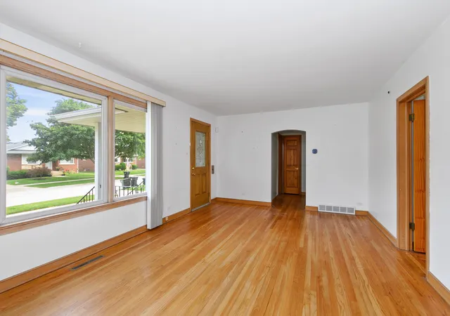 Photo 4 of Single family home for sale at 1606 Kensington Ave, Westchester, IL 60154 | MLS# 12706154 | Listing updated on 2026-10-19