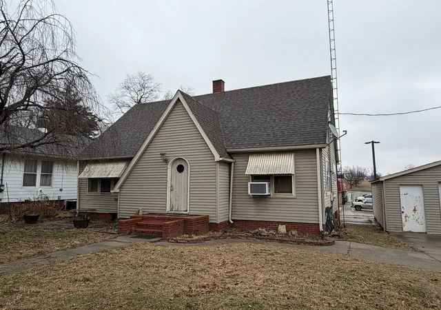 Photo 1 of Single family home for sale at 140 S 4th Street, Albion, IL 62806 | MLS# 12706292 | Listing updated on 2026-07-21