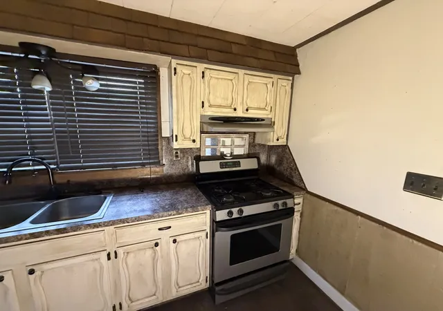 Photo 3 of Single family home for sale at 140 S 4th Street, Albion, IL 62806 | MLS# 12706292 | Listing updated on 2026-07-21