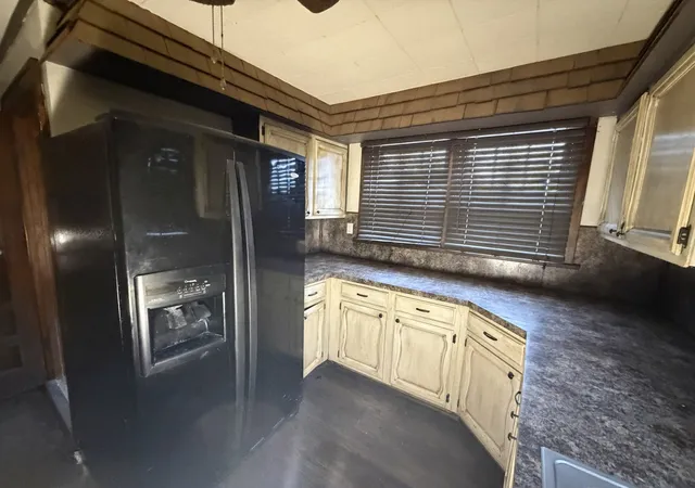 Photo 4 of Single family home for sale at 140 S 4th Street, Albion, IL 62806 | MLS# 12706292 | Listing updated on 2026-07-21