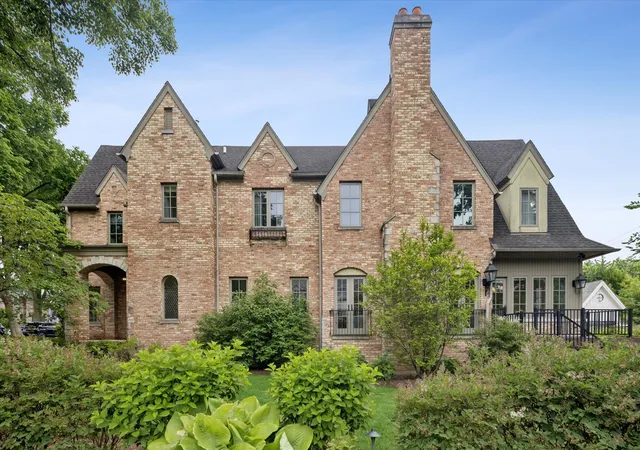 Photo 3 of Sale Pending at 704 S Lincoln St, Hinsdale, IL 60521 | MLS# 12706328 | Listing updated on 2026-09-18
