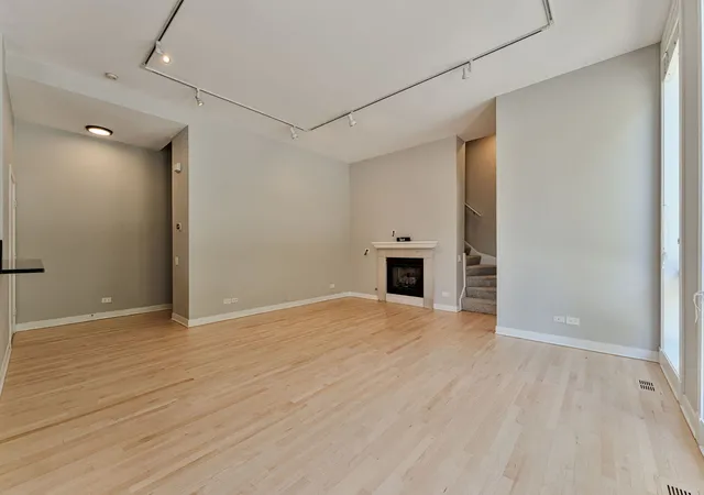 Listing Photo 5 - Condo for sale at Fulton Court, Unit A 310 N Des Plaines St, Fulton Court, Chicago, IL 60661 | Built Year: 1997-2001