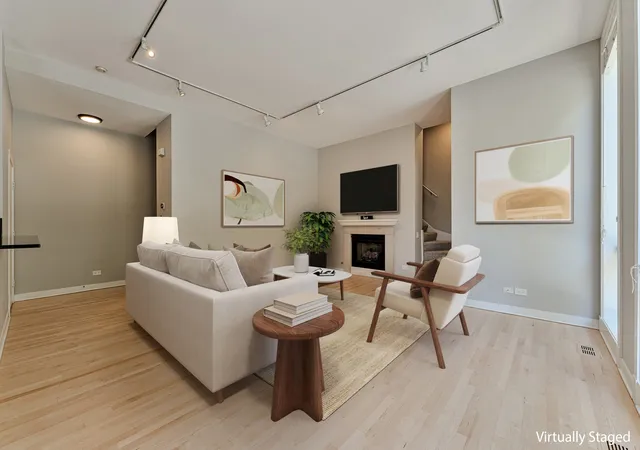 Listing Photo 4 - Condo for sale at Fulton Court, Unit A 310 N Des Plaines St, Fulton Court, Chicago, IL 60661 | Built Year: 1997-2001