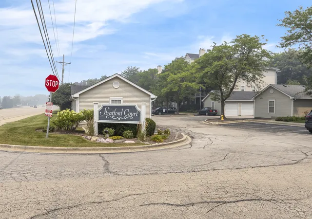 Photo 3 of Condo for sale at 3275 Stratford Ct #2-C, Lake Bluff, IL 60044 | MLS# 12706452 | Listing updated on 2026-09-28