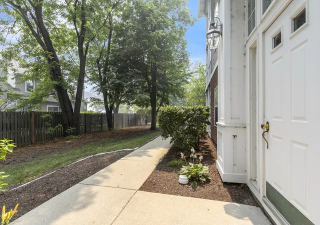 Listing Photo 5 - Condo for sale in building located at 3275 Stratford Ct, Lake Bluff, IL 60044 - Unit #2-C