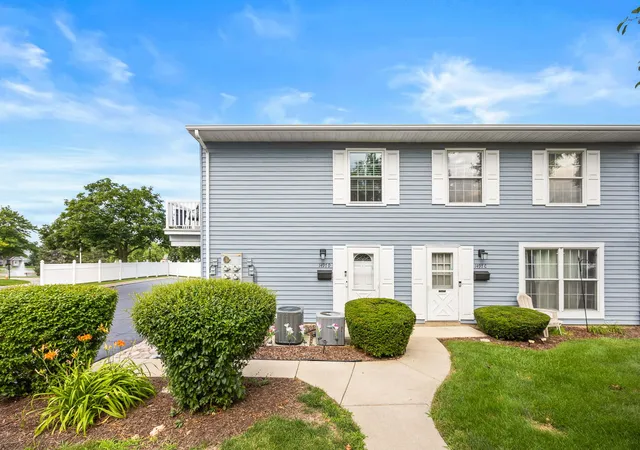 Photo 2 of Townhouse for sale at 1497 Woodcutter Ln #D, Wheaton, IL 60189 | MLS# 12706481 | Listing updated on 2026-09-06