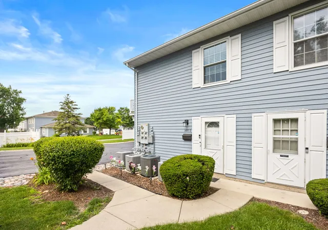 Photo 3 of Townhouse for sale at 1497 Woodcutter Ln #D, Wheaton, IL 60189 | MLS# 12706481 | Listing updated on 2026-09-08
