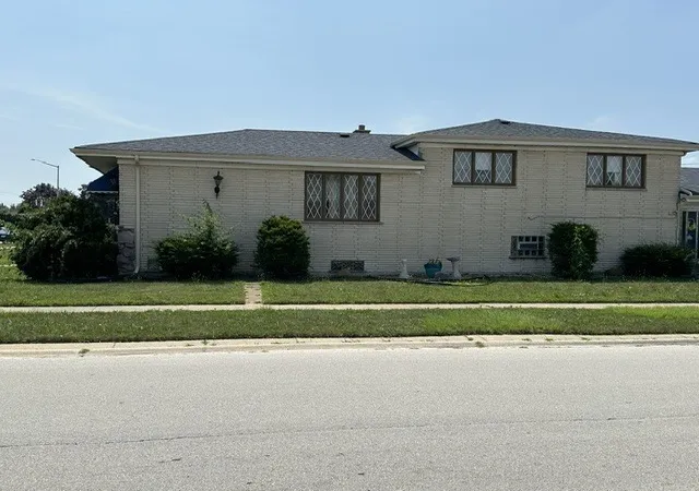 Photo 2 of Single family home for sale at 526 Manistee Ave, Calumet City, IL 60409 | MLS# 12706557 | Listing updated on 2026-09-07