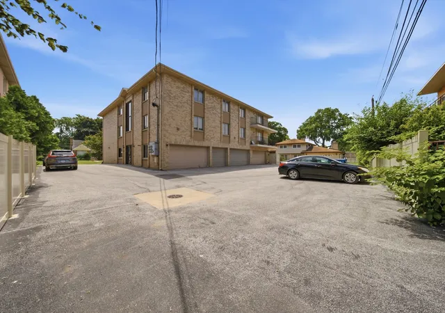 Photo 2 of Condo for sale at 4020 W 105th Street #3E, Oak Lawn, IL 60453 | MLS# 12706570 | Listing updated on 2026-08-27