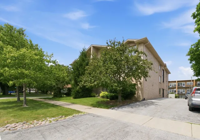 Listing Photo 3 - Condo for sale in building located at 4020 W 105Th St, Oak Lawn, IL 60453 - Unit #3E