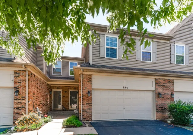 2nd image of 790 Oak Hollow Rd, Crystal Lake, IL 60014 | MLS# 12706582