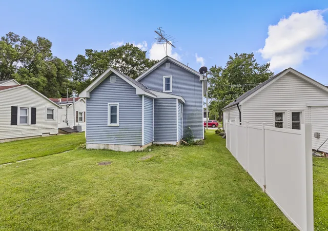 3rd image of 207 E Taylor St, Grant Park, IL 60940 | MLS# 12706604