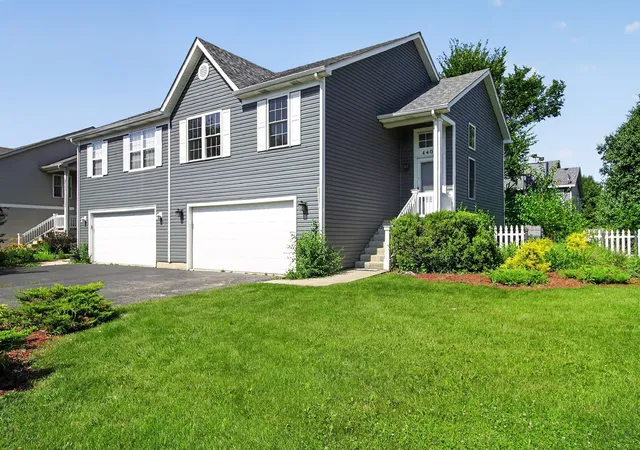 Photo 3 of Multi family home for sale at 440 Newport Cir, Oswego, IL 60543 | MLS# 12706613 | Listing updated on 2026-10-05