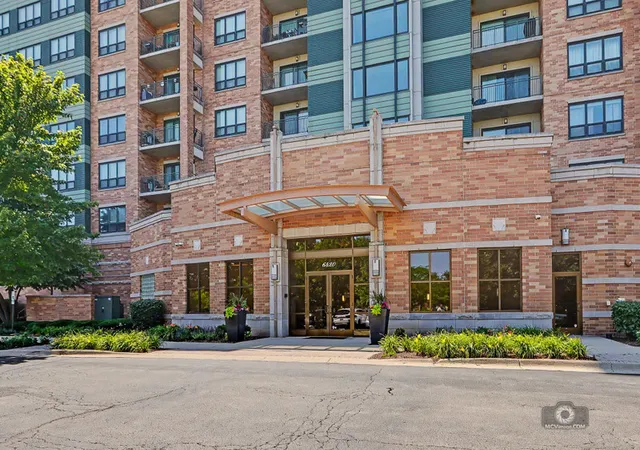 Listing Photo 2 - Condo for sale in building located at 6420 Double Eagle Dr, Woodridge, IL 60517 - Unit #905