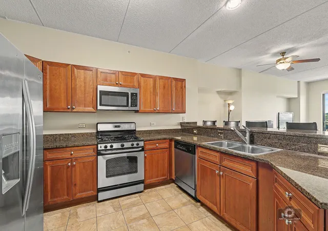 Listing Photo 3 - Condo for sale in building located at 6420 Double Eagle Dr, Woodridge, IL 60517 - Unit #905