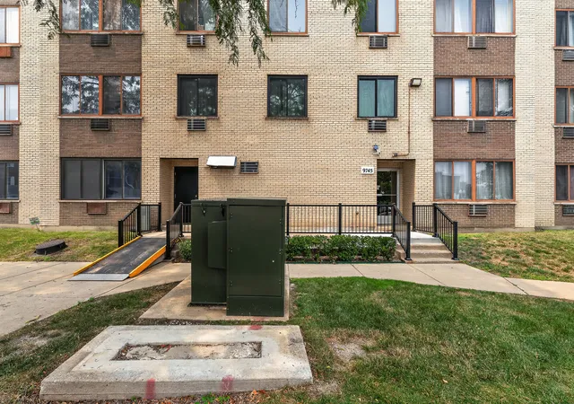 Listing Photo 2 - Condo for sale in building located at 9745 S Karlov Ave, Oak Lawn, IL 60453 - Unit #205