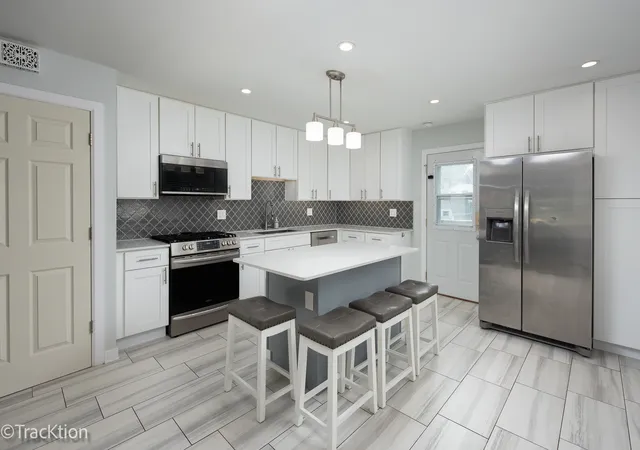 Photo 4 of Single family home for sale at 579 Coolidge Ave, Glen Ellyn, IL 60137 | MLS# 12706832 | Listing updated on 2026-08-02
