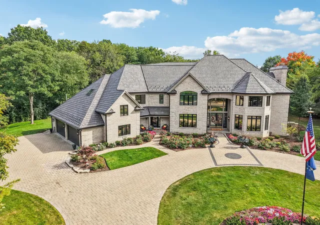 2nd image of 3001 Glen Eagles Ct, St. Charles, IL 60174 | MLS# 12706876
