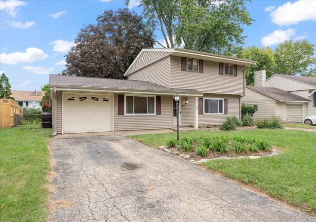 Photo 4 of Single family home for sale at 2712 Alton Dr, Champaign, IL 61821 | MLS# 12706939 | Listing updated on 2026-09-30