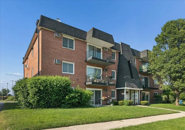 Condo for sale at 12850 Crestbrook Ct #7, Crestwood, IL 60418 | MLS# 12707026