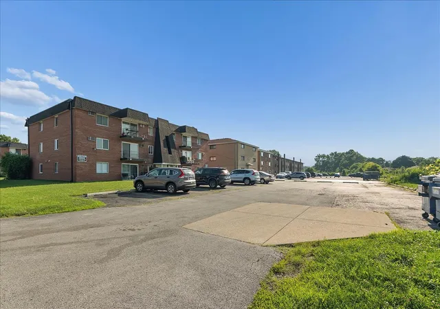 Listing Photo 2 - Condo for sale in building located at 12850 Crestbrook Ct, Crestwood, IL 60418 - Unit #7