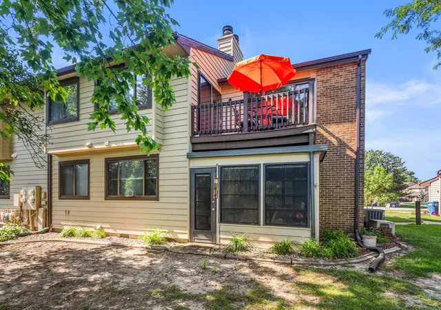 Listing Photo 4 - Condo for sale in building located at 2104 Harbortown Cir, Champaign, IL 61821 - Unit #2104