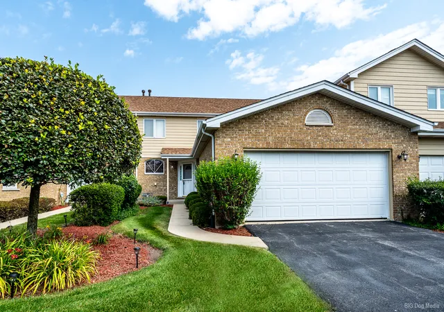 Photo 1 of Townhouse for sale at 8616 Bantry Blvd, Tinley Park, IL | MLS# 12707055 | Listing updated on 2026-09-20