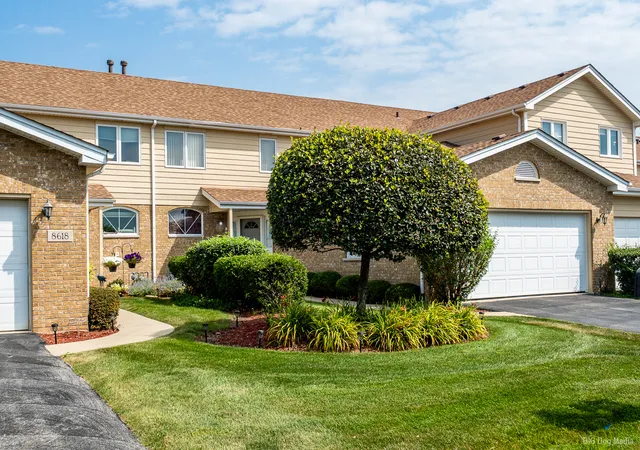 Photo 2 of Townhouse for sale at 8616 Bantry Blvd, Tinley Park, IL | MLS# 12707055 | Listing updated on 2026-09-20