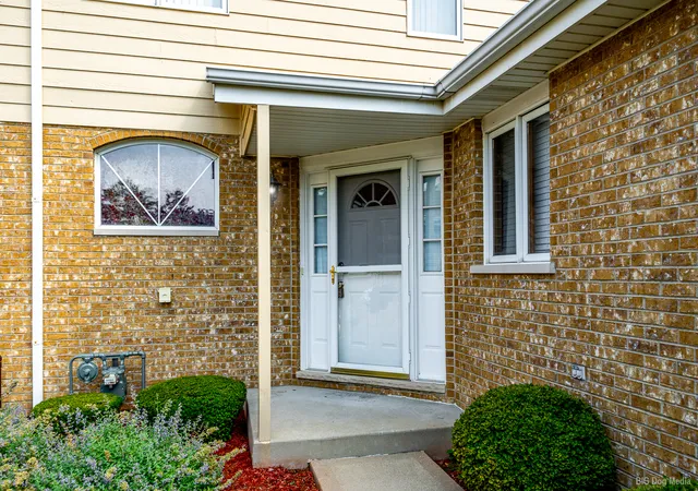 Photo 3 of Townhouse for sale at 8616 Bantry Blvd, Tinley Park, IL | MLS# 12707055 | Listing updated on 2026-09-20