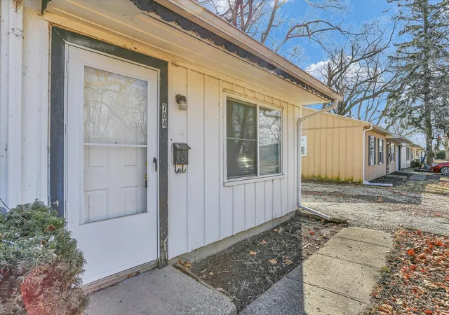 Photo 4 of Single family home for sale at 704 S Scottswood Dr, Urbana, IL 61802 | MLS# 12707068 | Listing updated on 2026-09-27